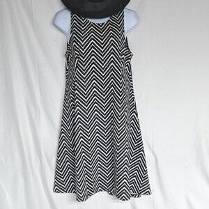 Mini dress sleeveless round neck black & white chevron pattern medium GUC